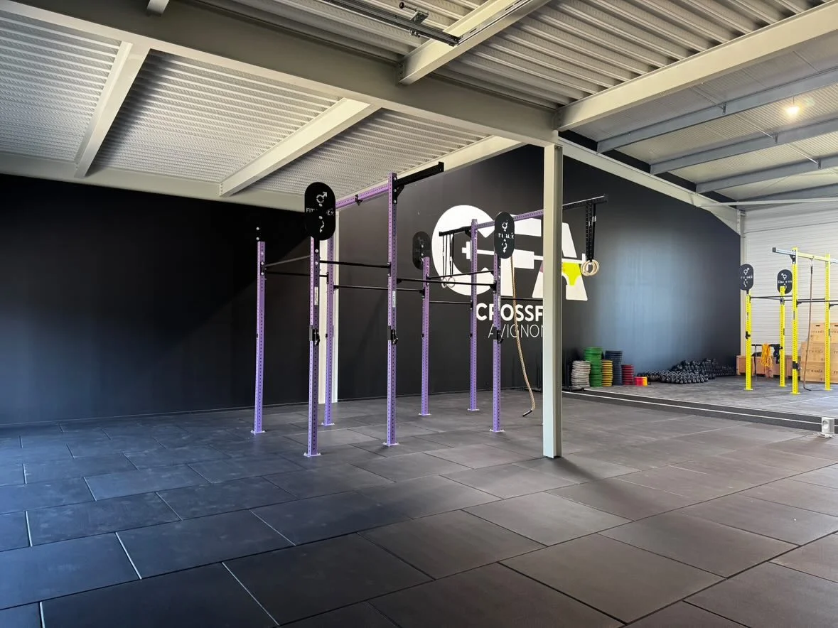 Barres, anneaux et poids dans l’espace d’entraînement de CrossFit Avignon