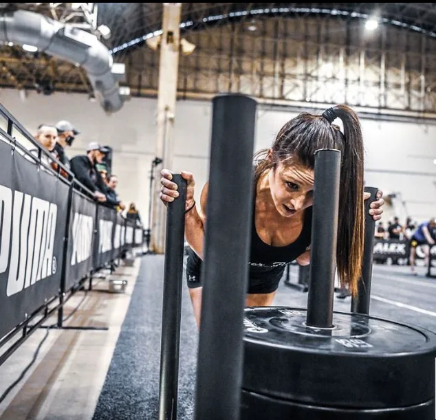 Lauren Weeks pousse un traîneau lesté lors des championnats HYROX de Chicago en 2021