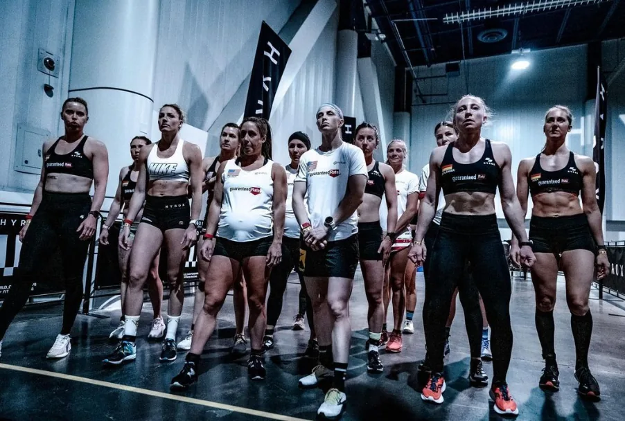Athlètes sur la ligne de départ des championnats du monde HYROX 2022